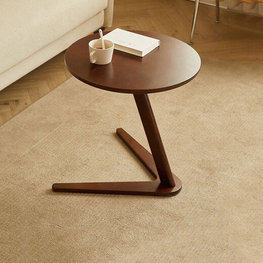 Algunas mesas y mesas laterales de madera maciza. Pequeñas mesas de café. Mesas de café móvil de madera maciza. Mesas simples de café de madera maciza. Color de nogal de madera sólida.