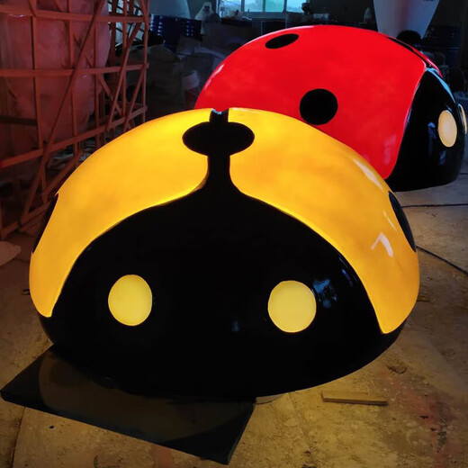 Simulation seven-star ladybug steel courtyard lawn park square luminous beetle floor landscape green sculpture simulation animal yellow beetle trumpet