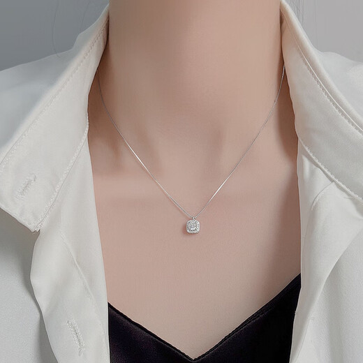Yuebu quality platinum pendant French jewelry sugar cube PT950 platinum gold necklace for women light luxury mass sugar cube platinum gold