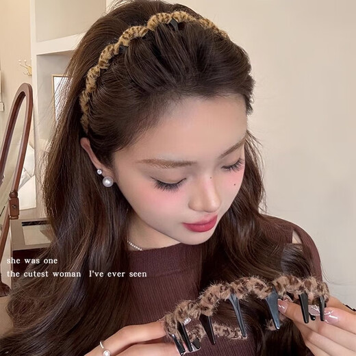 Autumn and winter temperament leopard print plush headband for women with toothed face wash hair press headband high skull top anti-slip broken hair hairpin leopard print plush headband light brown color
