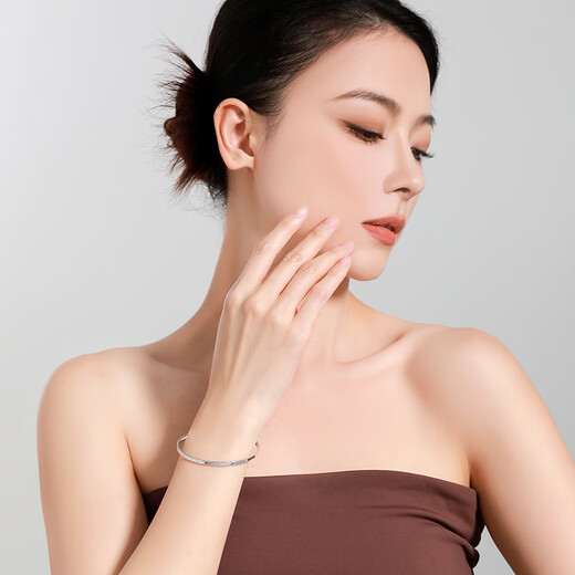 Mengjinyuan platinum crushed ice bracelet with glossy double-sided design and fixed mouth as a gift for your girlfriend. Ring mouth 56 weighs about 7.40g.