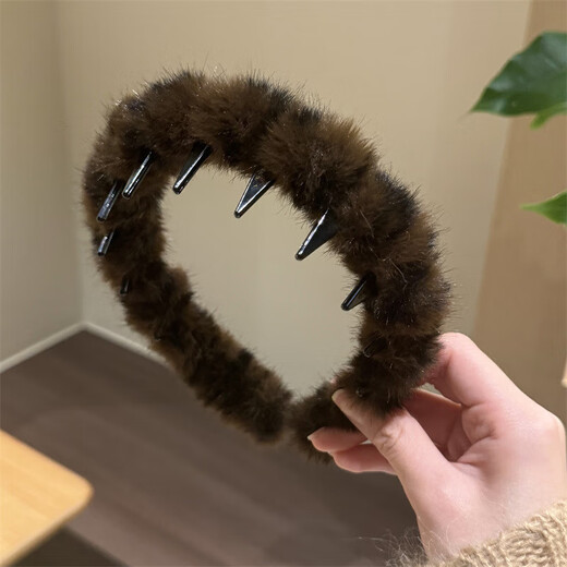 Temperament leopard print plush headband for women 2025 new hairpin high-end fashionable headband face wash plush headband dark coffee plush headband 1 piece