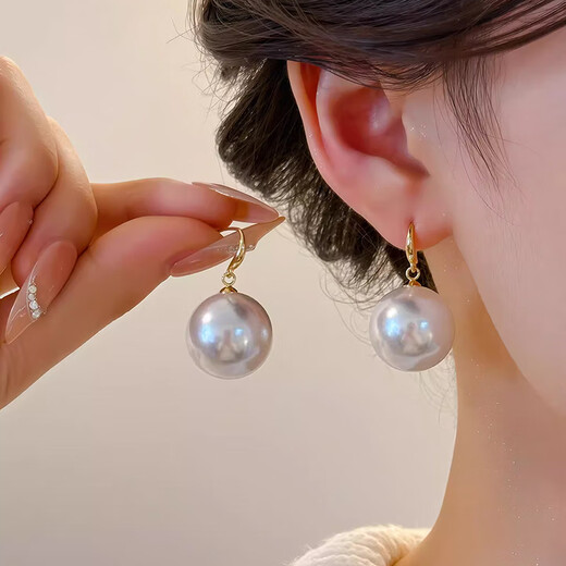Qi Xiaomi large Shijia pearl earrings women's earrings 2025 new high-end light luxury earrings temperament round face earrings a pair of white large pearl earrings the same style as Liu Shishi