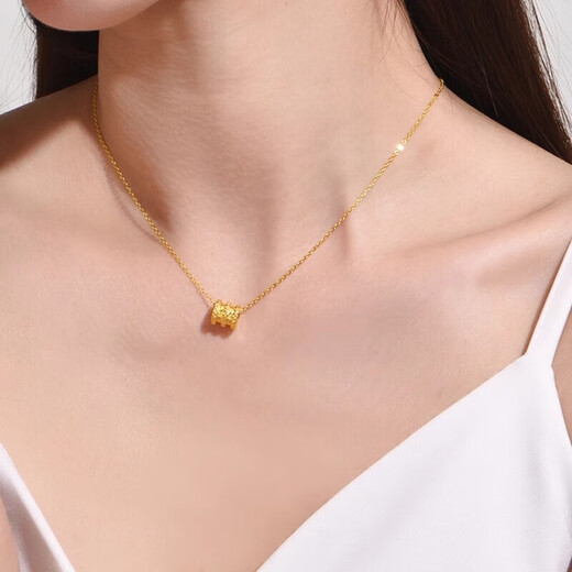 Jun Liang's pretty waist gold pendant necklace is fashionable and simple, pure gold and silver-wrapped clavicle pendant as a Valentine's Day gift for his girlfriend. Small waist gold and silver-wrapped pendant, about 0.2 grams of gold.
