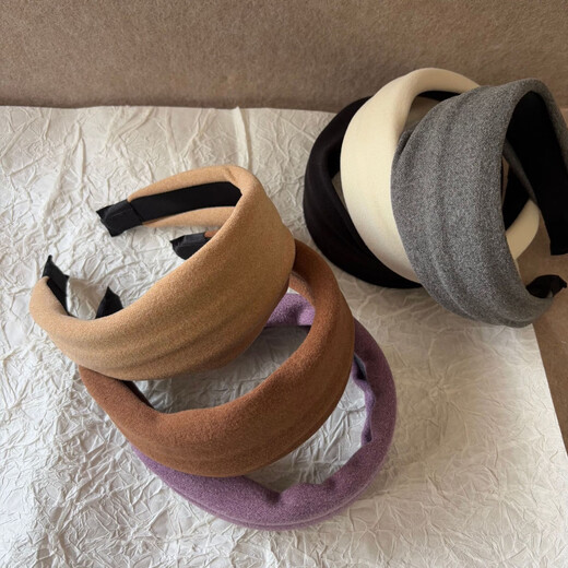 SAHANE's feather-covered wide-brimmed headband is light and luxurious with the same style of fabric pressed hair. Korean style autumn and winter headband for shopping, versatile and fashionable hairpin. Suede headband, light khaki.