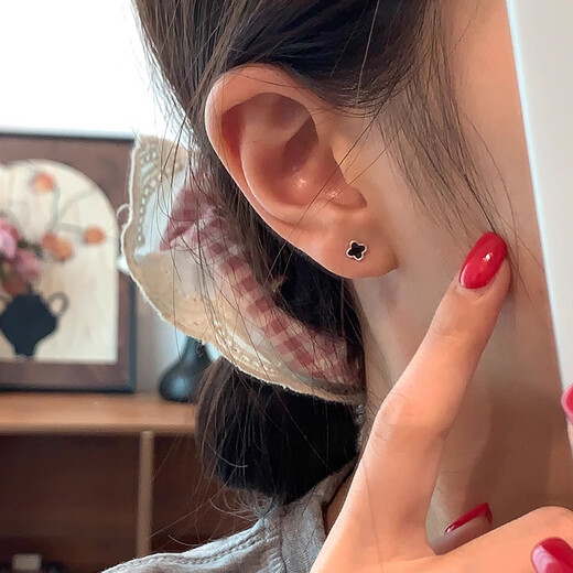 Qi Xiaomi s999 sterling silver black four-leaf clover earrings for women, pierced earrings for washing and sleeping, no need to remove ear bone nails, high-end exquisite earrings, screw type, 999 pure silver four-leaf clover earrings, a pair