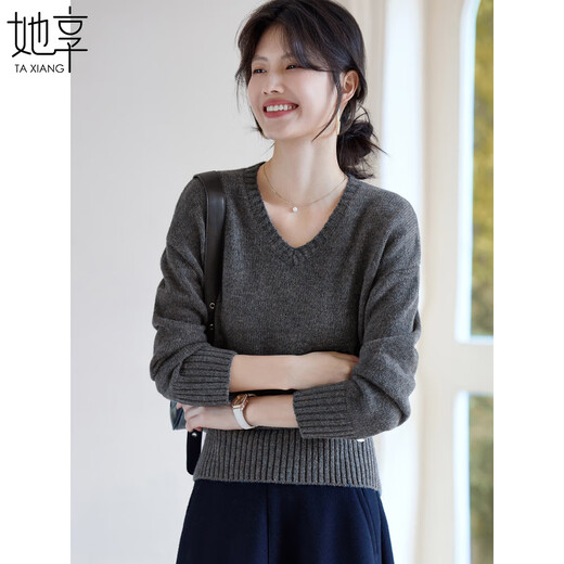 She enjoys the lazy style knitted sweater for women gray gray v-neck sweater knitted top bottoming shirt for women T53Z093