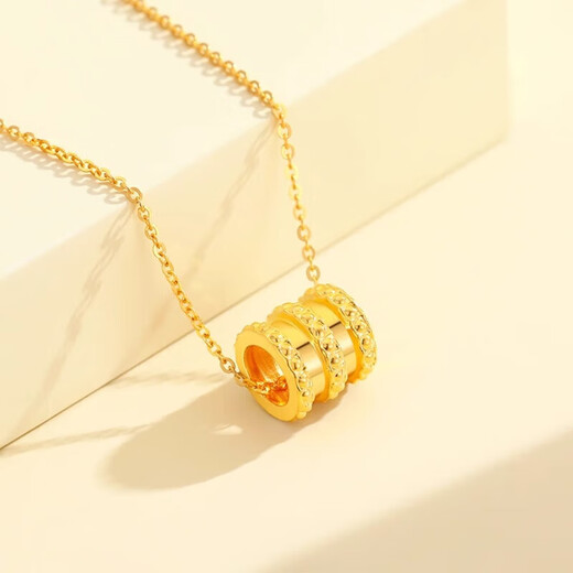 Jun Liang's pretty waist gold pendant necklace is fashionable and simple, pure gold and silver-wrapped clavicle pendant as a Valentine's Day gift for his girlfriend. Small waist gold and silver-wrapped pendant, about 0.2 grams of gold.