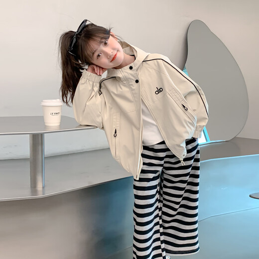 Guai Nicao Girls's Hover Spring и осень -стиль 2025 Новая модная детская одежда средняя крупная детская одежда Топ детская одежда с капюшоном.