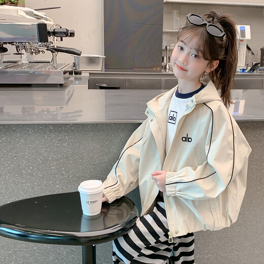 Guai Nicao Girls's Hover Spring и осень -стиль 2025 Новая модная детская одежда средняя крупная детская одежда Топ детская одежда с капюшоном.