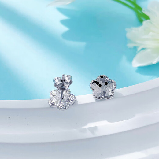 Lao Fengxiang platinum lucky five-petal flower earrings platinum earrings and ear buckles platinum jewelry white gold about 2.7g