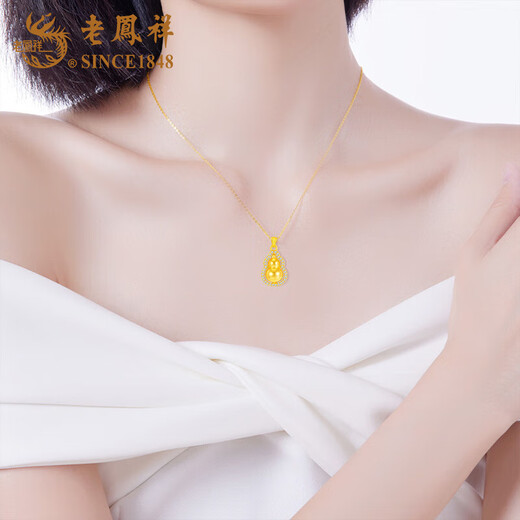 Lao Fengxiang 18K gourd pendant for women, high-end and versatile necklace jewelry, Valentine's Day birthday gift for girlfriend and wife 18K gourd pendant, about 0.12g