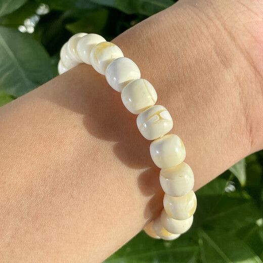 Ancient amber beeswax raw ore Russian material porcelain white demon flower blood amber chicken fat yellow root amber Qin color gold porcelain white multi-treasure bracelet picture