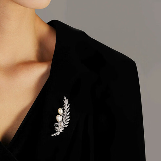 Zhou Dajin CHOW TAI KING genuine platinum feather bead brooch for women, light luxury and majestic corsage, exquisite pin, Valentine's Day birthday gift for girlfriend, platinum feather bead brooch, next day delivery by air