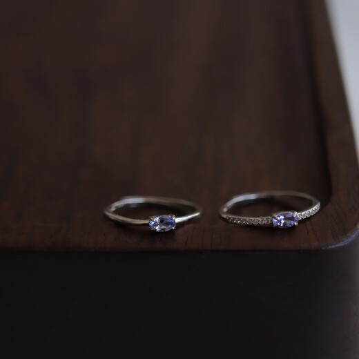 I really love the ultra-fine gemstone ring. Natural and beautiful blue-purple tanzanite 925 sterling silver gift for women with diamonds. The opening is adjustable.