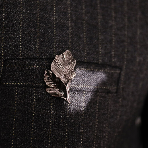 This gentleman's men's brooch, retro business suit brooch, men's personalized high-end gentleman's suit corsage gift for friends, retro leaf brooch, old silver