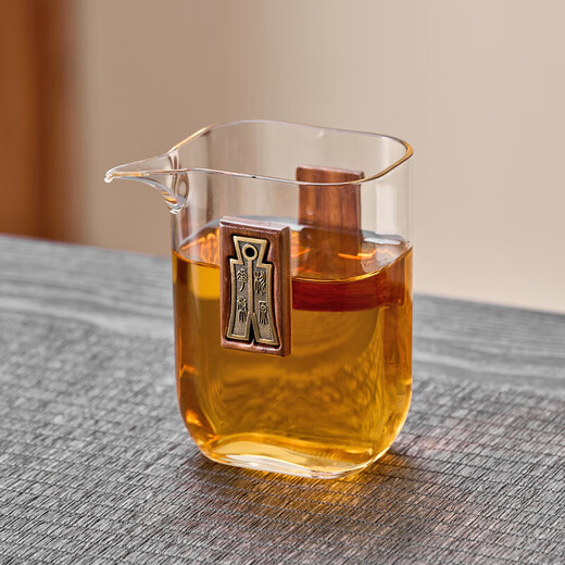 Gold-inlaid jade glass fair cup, household tea-making tea dispenser, tea set accessories, high temperature resistance, thickened tea sea, square glass