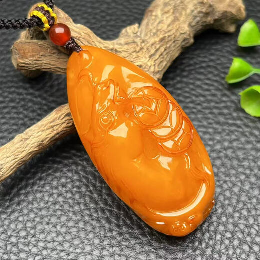 Fuwanzhe Natural Beeswax Zodiac Horse Pendant Baltic Amber Horse Pendant 58X28.5X14.5mm 15.85g