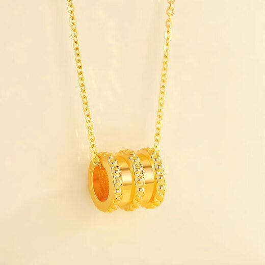 Jun Liang's pretty waist gold pendant necklace is fashionable and simple, pure gold and silver-wrapped clavicle pendant as a Valentine's Day gift for his girlfriend. Small waist gold and silver-wrapped pendant, about 0.2 grams of gold.