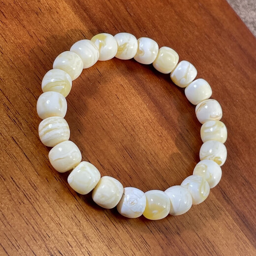 Ancient amber beeswax raw ore Russian material porcelain white demon flower blood amber chicken fat yellow root amber Qin color gold porcelain white multi-treasure bracelet picture