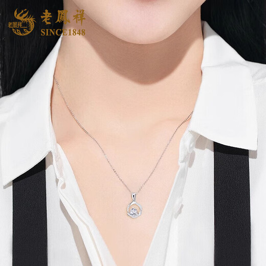 Lao Fengxiang Mobius PT950 platinum necklace for women platinum clavicle chain Chinese Valentine's Day gift for girlfriend and wife Platinum Mobius pendant about 1.6g free S925 silver chain