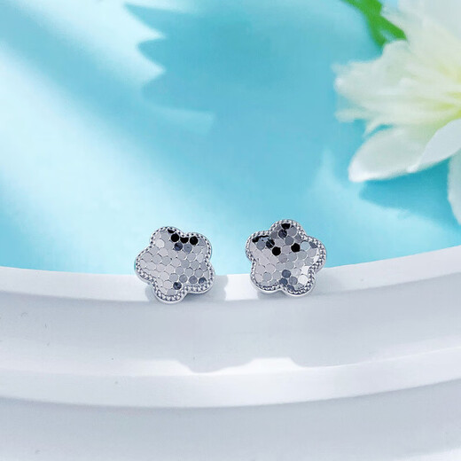 Lao Fengxiang platinum lucky five-petal flower earrings platinum earrings and ear buckles platinum jewelry white gold about 2.7g