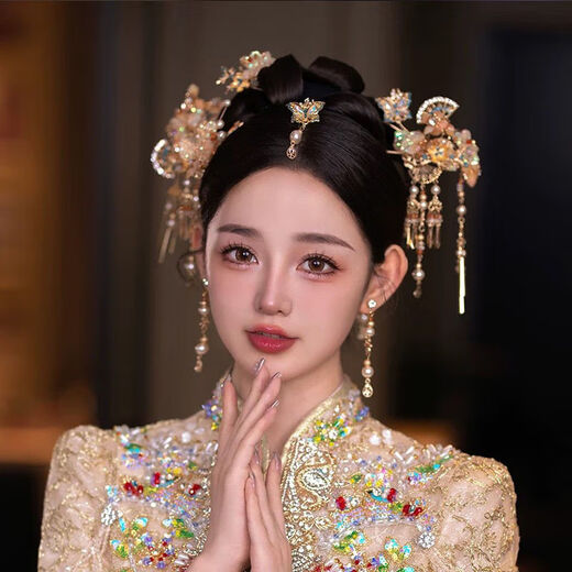Sanqihu Xiuhe clothing phoenix crown headdress Xiuhe bride Chinese style 2025 new gold red simple atmosphere wedding dragon and phoenix gown with Begonia sense