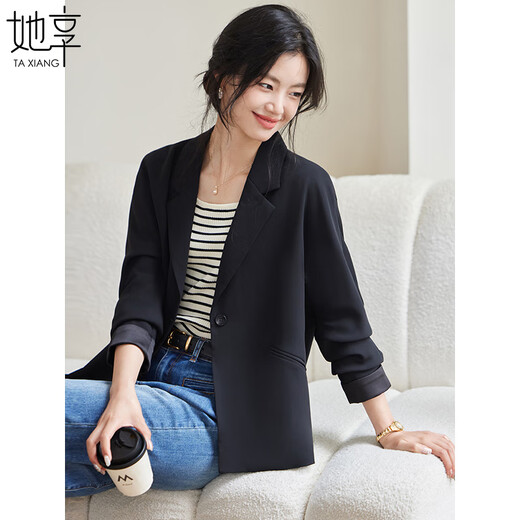 Elle aime les vestes courtes, les blazers décontractés, les tenues de travail, le tempérament, les petits costumes, les hauts courts noirs, T143U6001