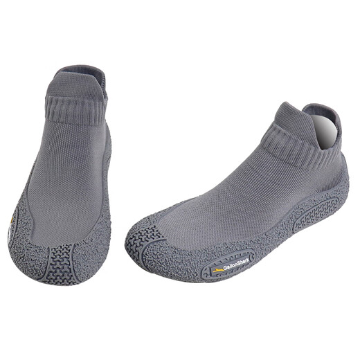 Japanese silent indoor sports shoes and socks for the gym, ultra-light, shock-absorbing, breathable, non-slip, soft-soled yoga rope skipping, calm gray, wrapped with liquid sole, 34-35, one size too small