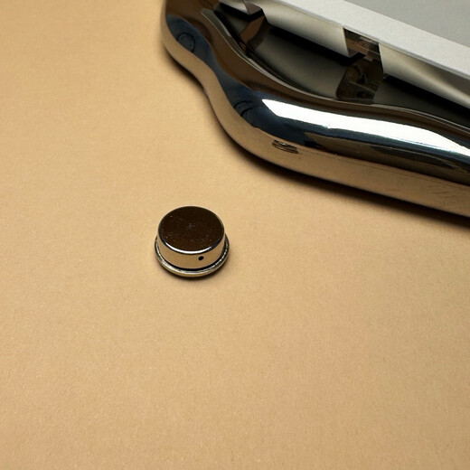 Xiaohongshu's same school emblem two-stripe pin turns magnetically and won't hurt down jackets, school uniforms and protective equipment, powerful magnetic suction, silver, 3 pieces, popular pack