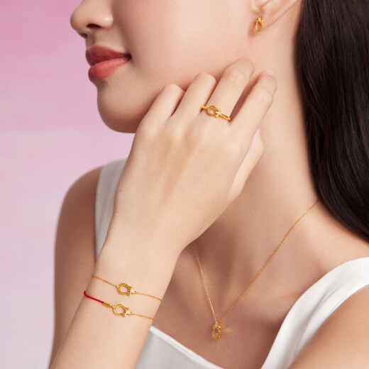 Chow Tai Fook SOINLOVE Minimalist Series Wind Horseshoe 18K Gold Pink Tone Diamond Bracelet for Women VU2132