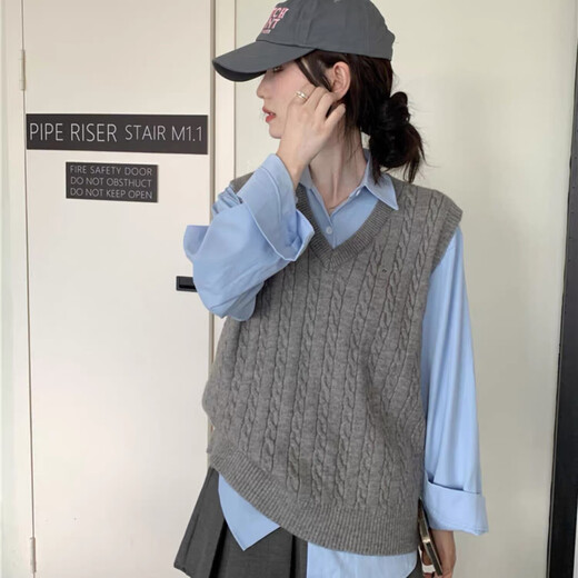 Ge Shihui Korean style twist V-neck pullover knitted vest for women 2025 autumn new women's sweater vest with inner loose twist knitted vest gray one size