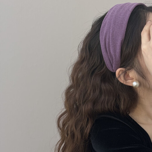 SAHANE's feather-covered wide-brimmed headband is light and luxurious with the same style of fabric pressed hair. Korean style autumn and winter headband for shopping, versatile and fashionable hairpin. Suede headband, light khaki.