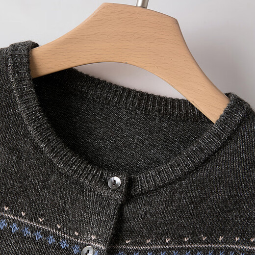 Late white 2025 winter style, popular this year with sheep wool Fair Isle sweater, short knitted cardigan for women, floral gray L