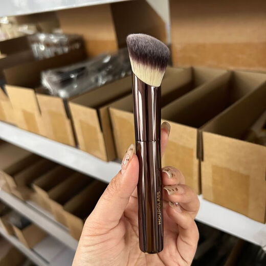 Official flagship brand new hourglass fingertip foundation brush, fingertip shape fits the face shape and is not easy to eat powder. 0 items