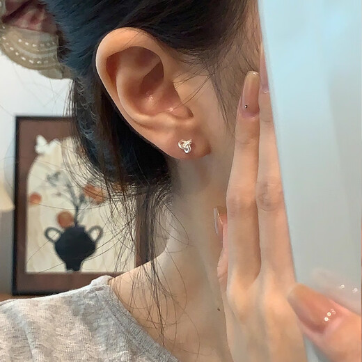 Qi Xiaomi s999 sterling silver Ruyi knot earrings for women with pierced ears, small earrings with screw twist buckles, high-end earrings that can be removed when sleeping, a pair of 999 pure silver Ruyi knot earrings, small size