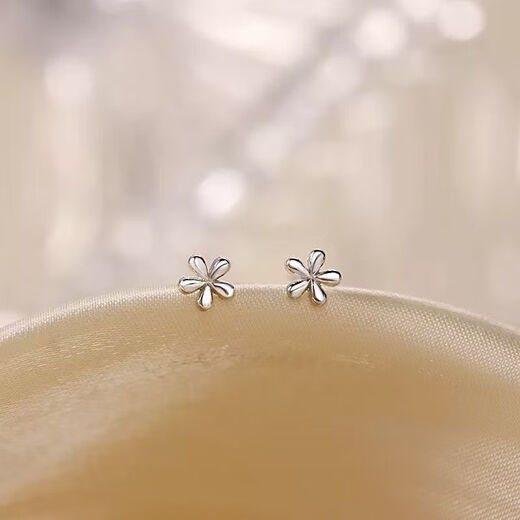 Pupan Lao Phoenix sterling silver 9999 small flower earrings for ear piercing, versatile mini small earrings for women to sleep without removing earrings, mini small flower pair, Lao Fengxiang's same style