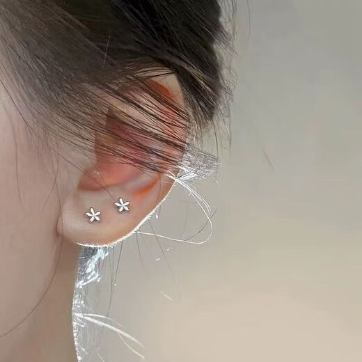 Pupan Lao Phoenix sterling silver 9999 small flower earrings for ear piercing, versatile mini small earrings for women to sleep without removing earrings, mini small flower pair, Lao Fengxiang's same style