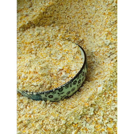 Corn flour, corn cracked corn kernels, freshly ground to feed chickens, ducks, geese, dogs, pigs, cattle, sheep, pigeons and poultry feed, corn cracked 5 Jin Jin equals 0.5 kg