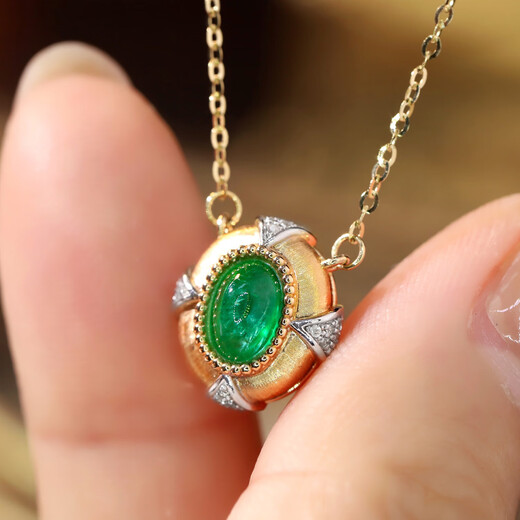 18K gold emerald necklace with brushed craftsmanship and natural diamonds for your girlfriend and elders