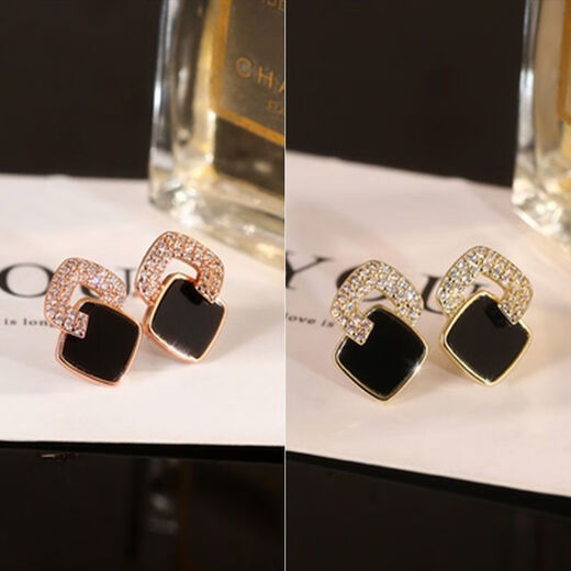 RSRDDY Old Phoenix 9999 sterling silver black earrings, the same style, new style earrings for women with autumn and winter temperament, niche round faces, silver needles, gold rhinestone earrings + geometric square earrings, two pairs, the same style as Lao Fengxiang