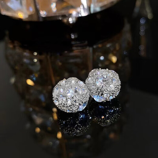 Temperamentless pierced ear clips for women, painless, strong suction magnets, light luxury, high-end niche ear accessories for birthday gifts, golden star-filled diamond ear clips, one pair