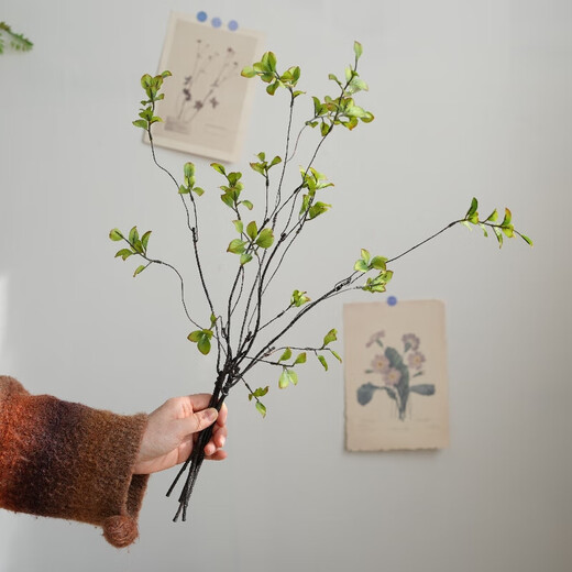 Japanese-style wabi-sabi style simulated autumn maple leaves, fake flowers and green plant ornaments, living room dining table, dead branches and dried flowers, floral arrangements, 2 forks, autumn maple leaves green, 3 pieces