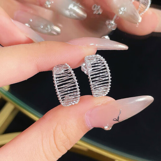 Beijing Gold Trading Center Co., Ltd. platinum earrings pt950 wire-wound C-shaped small fresh earrings for women as a gift for girlfriend and wife, about 3.76g