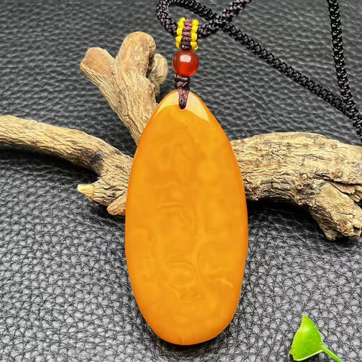 Fuwanzhe Natural Beeswax Zodiac Horse Pendant Baltic Amber Horse Pendant 58X28.5X14.5mm 15.85g