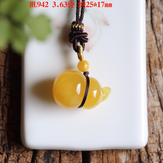Nine-color cloud amber beeswax gourd pendant necklace carving piece original mine car hanging bag hanging sweater chain men and women chicken oil yellow chicken oil yellow HL942