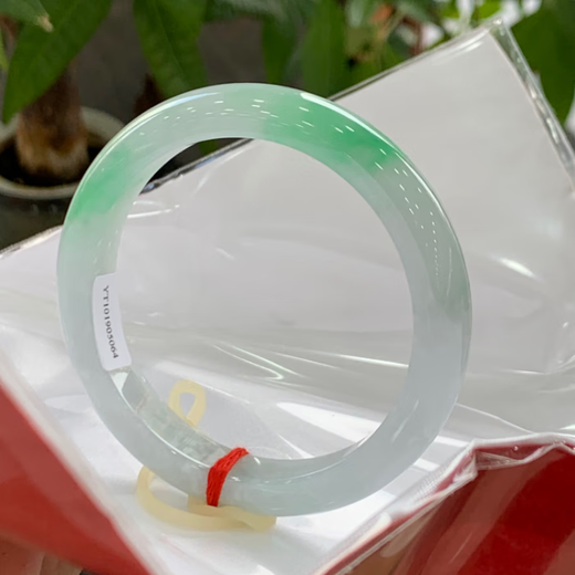 Enjoy Myanmar’s A-grade jadeite bracelet and jadeite K gold pendant live selection (single shot is invalid for 36 hours appreciation period) Style 2