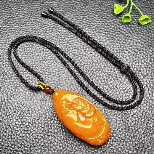 Fuwanzhe Natural Beeswax Zodiac Horse Pendant Baltic Amber Horse Pendant 58X28.5X14.5mm 15.85g