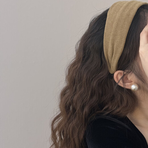 SAHANE's feather-covered wide-brimmed headband is light and luxurious with the same style of fabric pressed hair. Korean style autumn and winter headband for shopping, versatile and fashionable hairpin. Suede headband, light khaki.