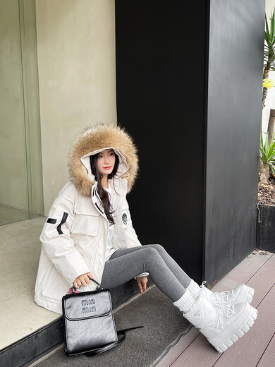 Dreieckiges Logo, dicke Sohle, warme Damen-Schneestiefel, 2025 Winter, neue kurze Röhre, rutschfeste Skischuhe, mit Wolle gefütterte Baumwollschuhe, Milchweiß (High-End-Version), 35